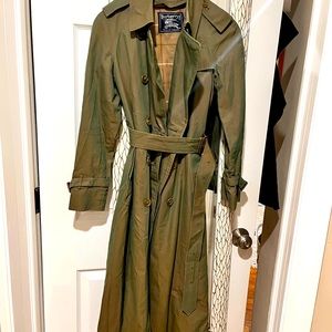 This coat has a subtle iridescent sheen which is really pretty ✨